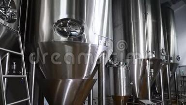 现代啤酒厂。 巨大的钢罐用于啤酒酿造，发酵在一个啤酒罐与啤酒酿造。 4k